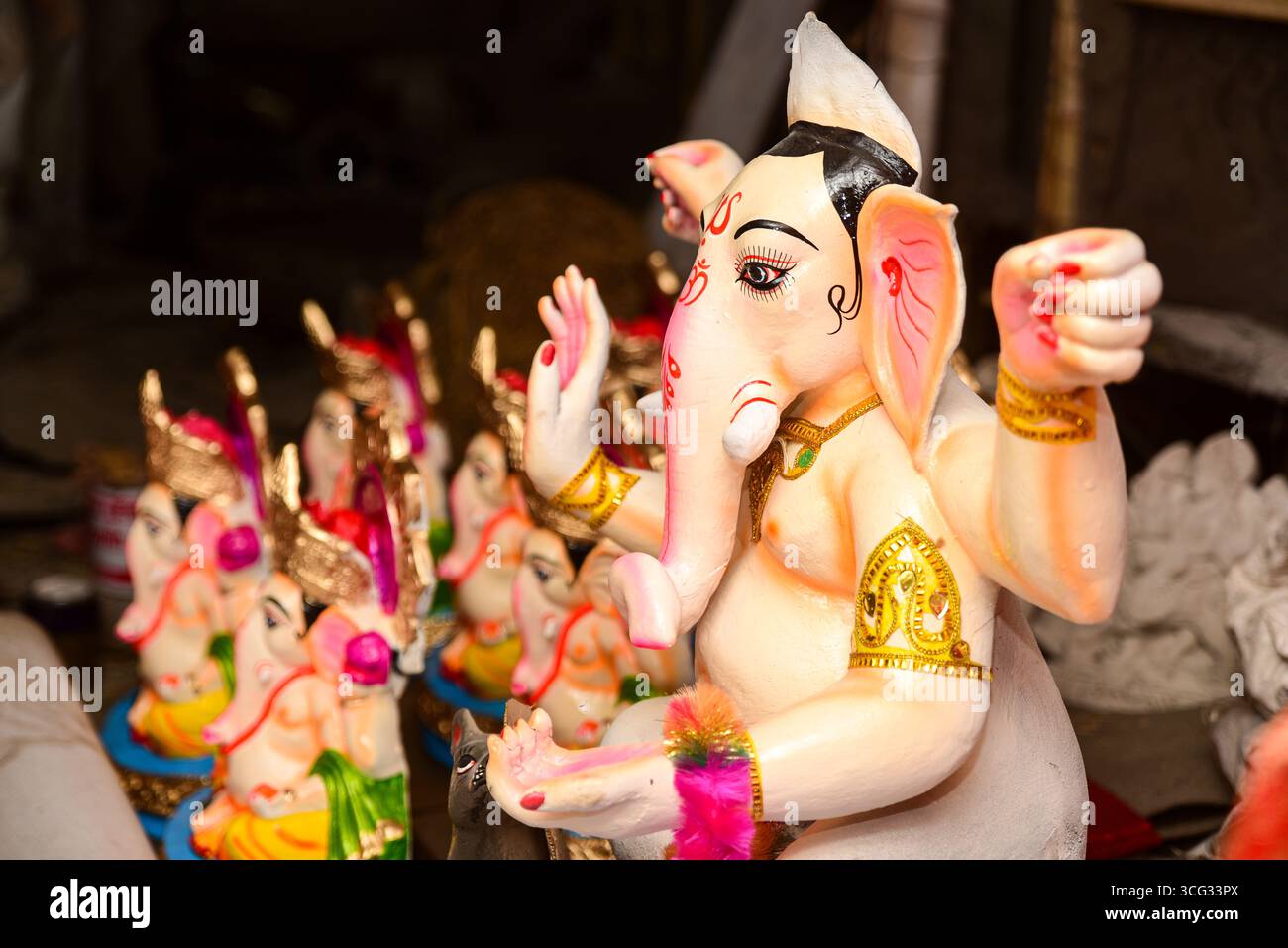 Lalitpur, Nepal. August 2025. Ganesh-Idole werden am 26. August 2025 in Nepal vor dem Ganesh Chaturthi Festival zum Verkauf angeboten. Die Hindufeier markiert die Geburt von Lord Ganesh, dem Wegbereiter von Hindernissen, und wird mit Gebeten, Ritualen und der Installation von aufwendig gefertigten Idolen in Häusern und öffentlichen Räumen beobachtet. (Foto: Safal Prakash Shrestha/NurPhoto)0 Credit: NurPhoto SRL/Alamy Live News Stockfoto