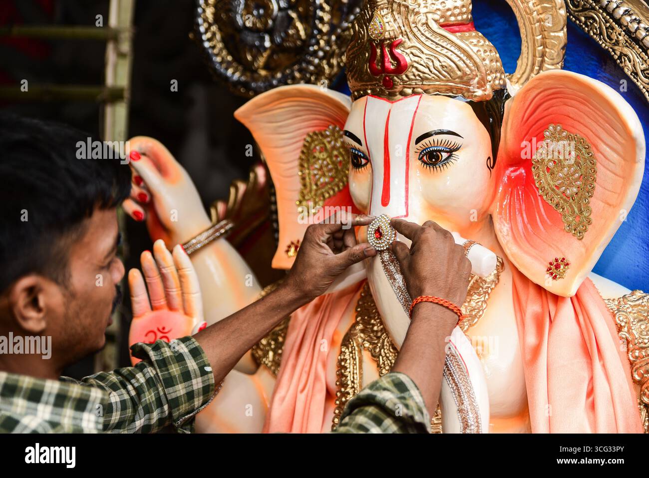 Lalitpur, Nepal. August 2025. Ein Handwerker wendet am 26. August 2025 in Nepal ein Tonidol von Lord Ganesh vor den Ganesh Chaturthi Feiern am 27. August an. Das Festival, das der elefantenköpfigen Gottheit gewidmet ist, symbolisiert Neuanfänge und das Entfernen von Hindernissen und wird mit Gebeten, Opfergaben und farbenfrohen Gemeindefesten gefeiert. (Foto: Safal Prakash Shrestha/NurPhoto)0 Credit: NurPhoto SRL/Alamy Live News Stockfoto