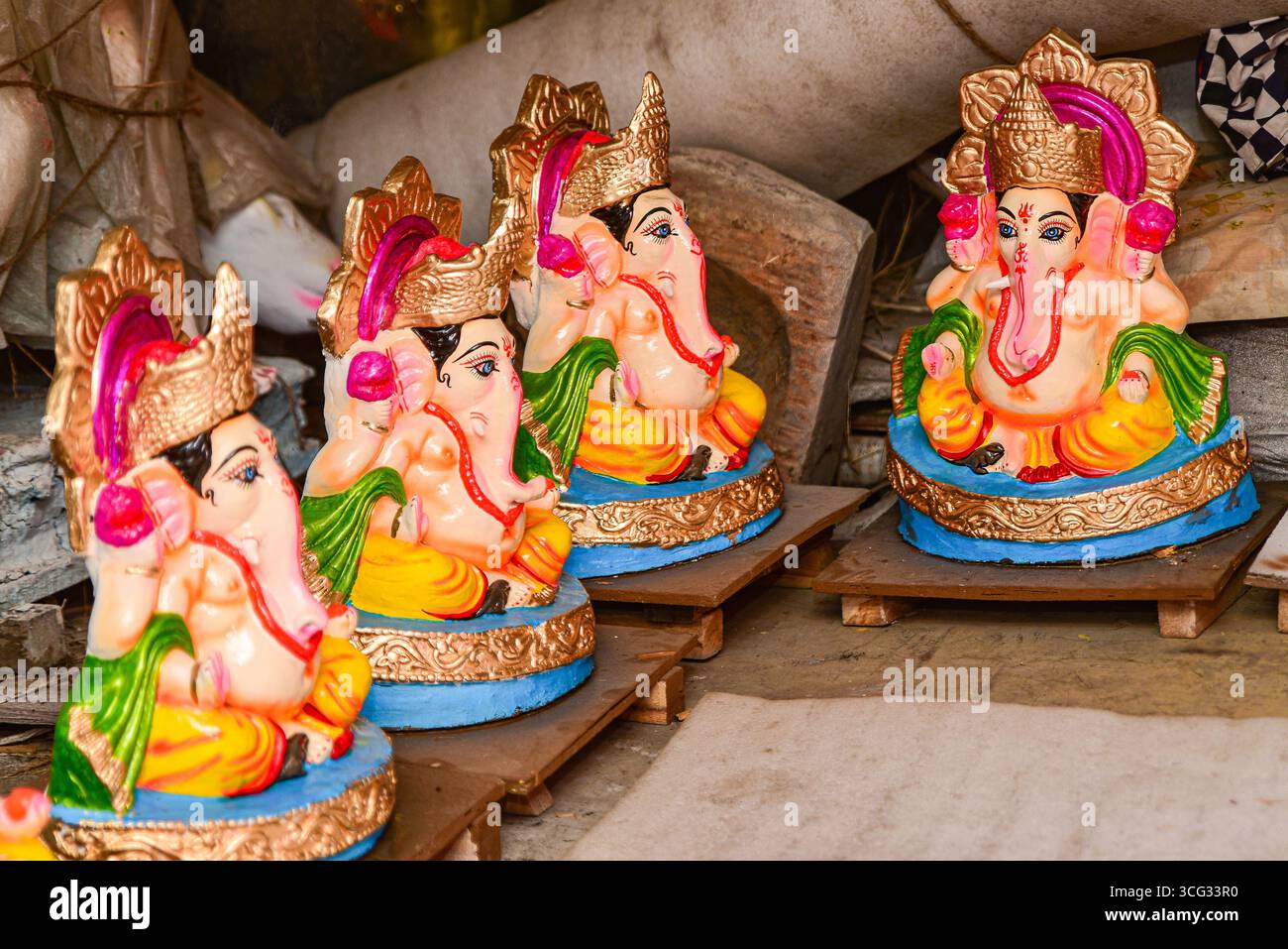 Lalitpur, Nepal. August 2025. Ganesh-Idole werden am 26. August 2025 in Nepal vor dem Ganesh Chaturthi Festival zum Verkauf angeboten. Die Hindufeier markiert die Geburt von Lord Ganesh, dem Wegbereiter von Hindernissen, und wird mit Gebeten, Ritualen und der Installation von aufwendig gefertigten Idolen in Häusern und öffentlichen Räumen beobachtet. (Foto: Safal Prakash Shrestha/NurPhoto)0 Credit: NurPhoto SRL/Alamy Live News Stockfoto