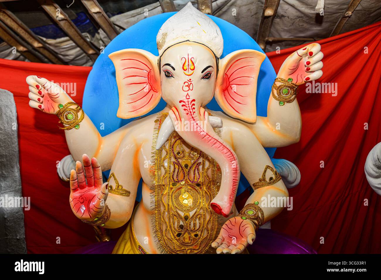 Lalitpur, Nepal. August 2025. Ganesh-Idole werden am 26. August 2025 in Nepal vor dem Ganesh Chaturthi Festival zum Verkauf angeboten. Die Hindufeier markiert die Geburt von Lord Ganesh, dem Wegbereiter von Hindernissen, und wird mit Gebeten, Ritualen und der Installation von aufwendig gefertigten Idolen in Häusern und öffentlichen Räumen beobachtet. (Foto: Safal Prakash Shrestha/NurPhoto)0 Credit: NurPhoto SRL/Alamy Live News Stockfoto