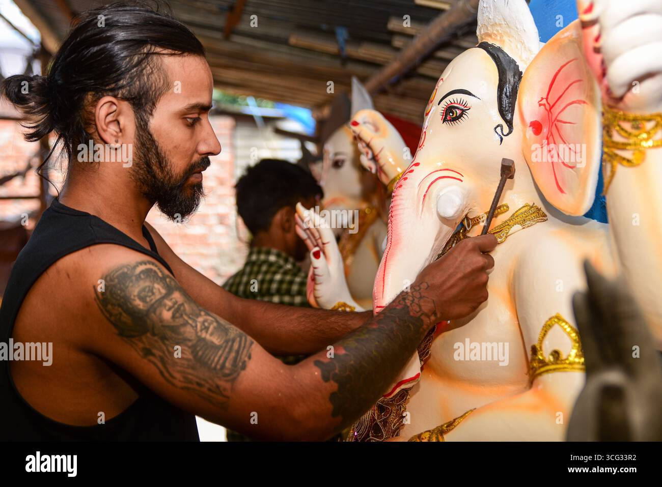 Lalitpur, Nepal. August 2025. Ein Handwerker wendet am 26. August 2025 in Nepal ein Tonidol von Lord Ganesh vor den Ganesh Chaturthi Feiern am 27. August an. Das Festival, das der elefantenköpfigen Gottheit gewidmet ist, symbolisiert Neuanfänge und das Entfernen von Hindernissen und wird mit Gebeten, Opfergaben und farbenfrohen Gemeindefesten gefeiert. (Foto: Safal Prakash Shrestha/NurPhoto)0 Credit: NurPhoto SRL/Alamy Live News Stockfoto