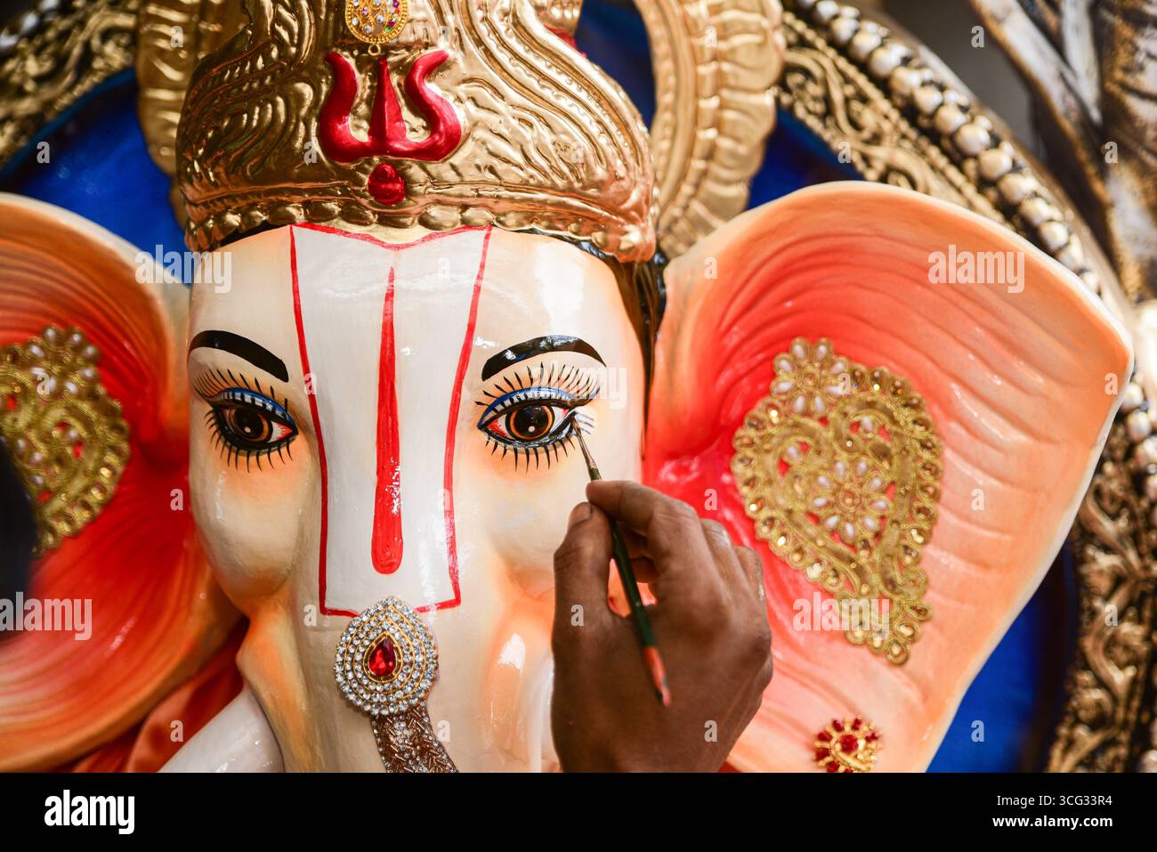 Lalitpur, Nepal. August 2025. Ein Handwerker wendet am 26. August 2025 in Nepal ein Tonidol von Lord Ganesh vor den Ganesh Chaturthi Feiern am 27. August an. Das Festival, das der elefantenköpfigen Gottheit gewidmet ist, symbolisiert Neuanfänge und das Entfernen von Hindernissen und wird mit Gebeten, Opfergaben und farbenfrohen Gemeindefesten gefeiert. (Foto: Safal Prakash Shrestha/NurPhoto)0 Credit: NurPhoto SRL/Alamy Live News Stockfoto