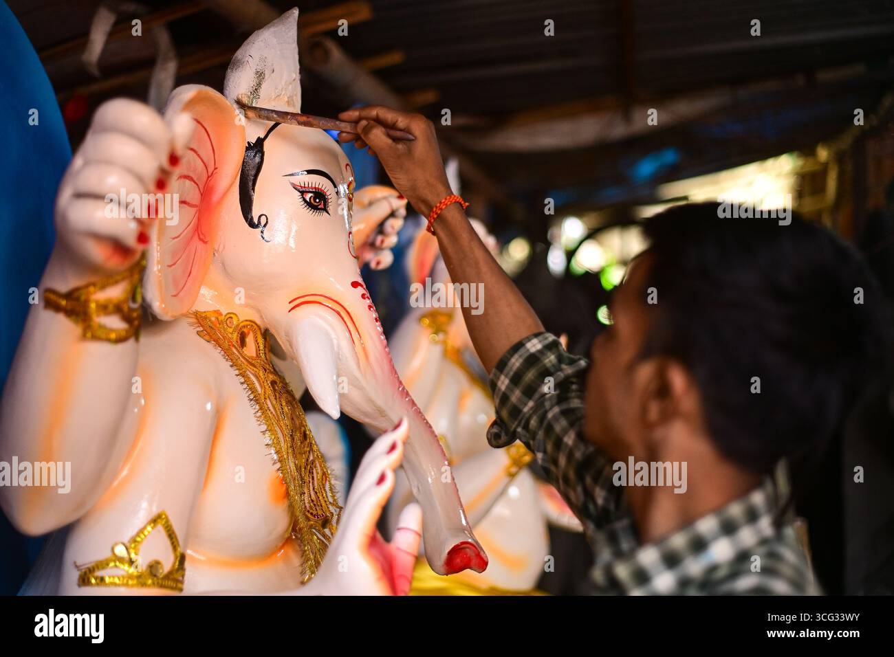 Lalitpur, Nepal. August 2025. Ein Handwerker wendet am 26. August 2025 in Nepal ein Tonidol von Lord Ganesh vor den Ganesh Chaturthi Feiern am 27. August an. Das Festival, das der elefantenköpfigen Gottheit gewidmet ist, symbolisiert Neuanfänge und das Entfernen von Hindernissen und wird mit Gebeten, Opfergaben und farbenfrohen Gemeindefesten gefeiert. (Foto: Safal Prakash Shrestha/NurPhoto)0 Credit: NurPhoto SRL/Alamy Live News Stockfoto