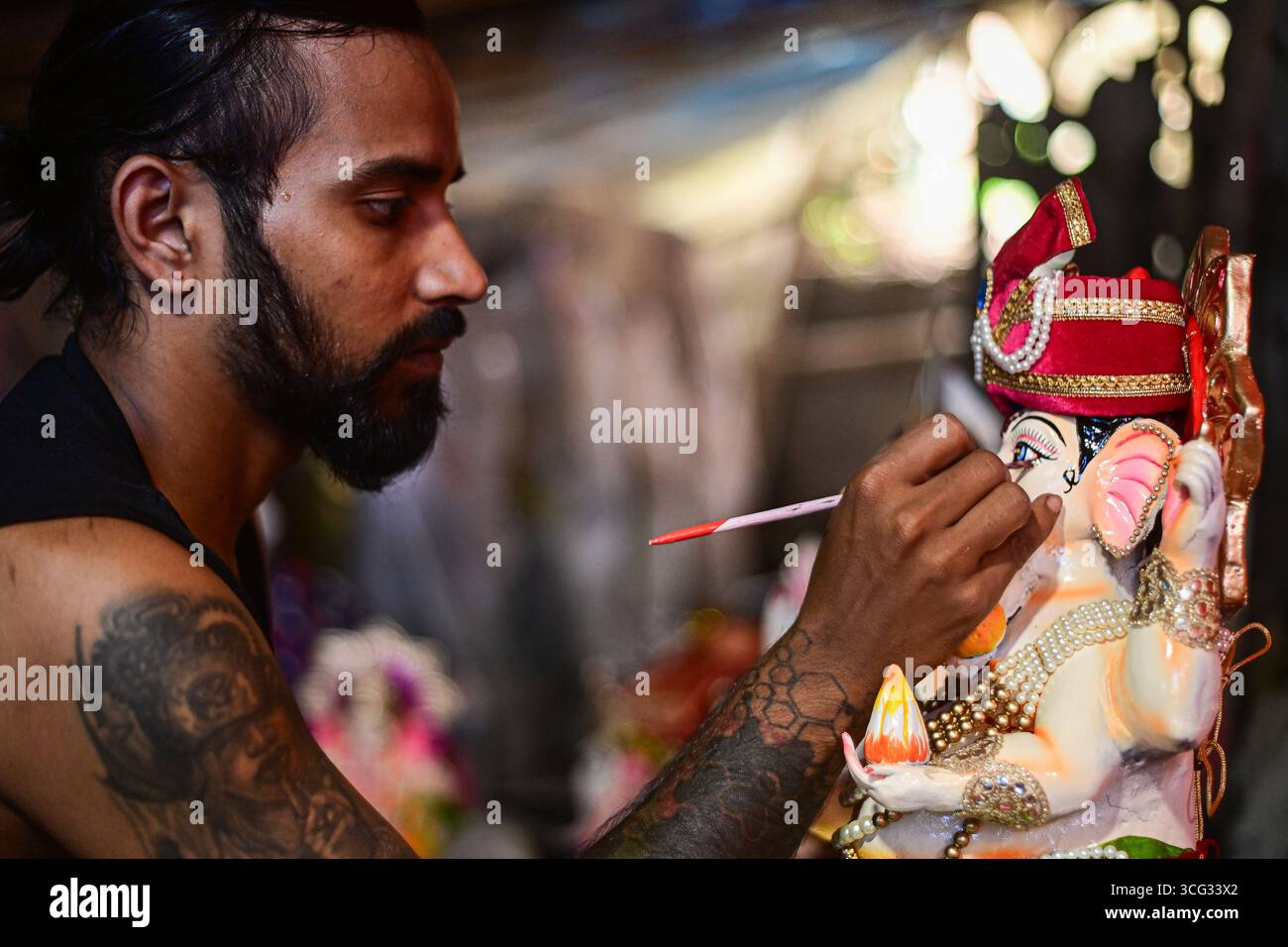 Lalitpur, Nepal. August 2025. Ein Handwerker wendet am 26. August 2025 in Nepal ein Tonidol von Lord Ganesh vor den Ganesh Chaturthi Feiern am 27. August an. Das Festival, das der elefantenköpfigen Gottheit gewidmet ist, symbolisiert Neuanfänge und das Entfernen von Hindernissen und wird mit Gebeten, Opfergaben und farbenfrohen Gemeindefesten gefeiert. (Foto: Safal Prakash Shrestha/NurPhoto)0 Credit: NurPhoto SRL/Alamy Live News Stockfoto