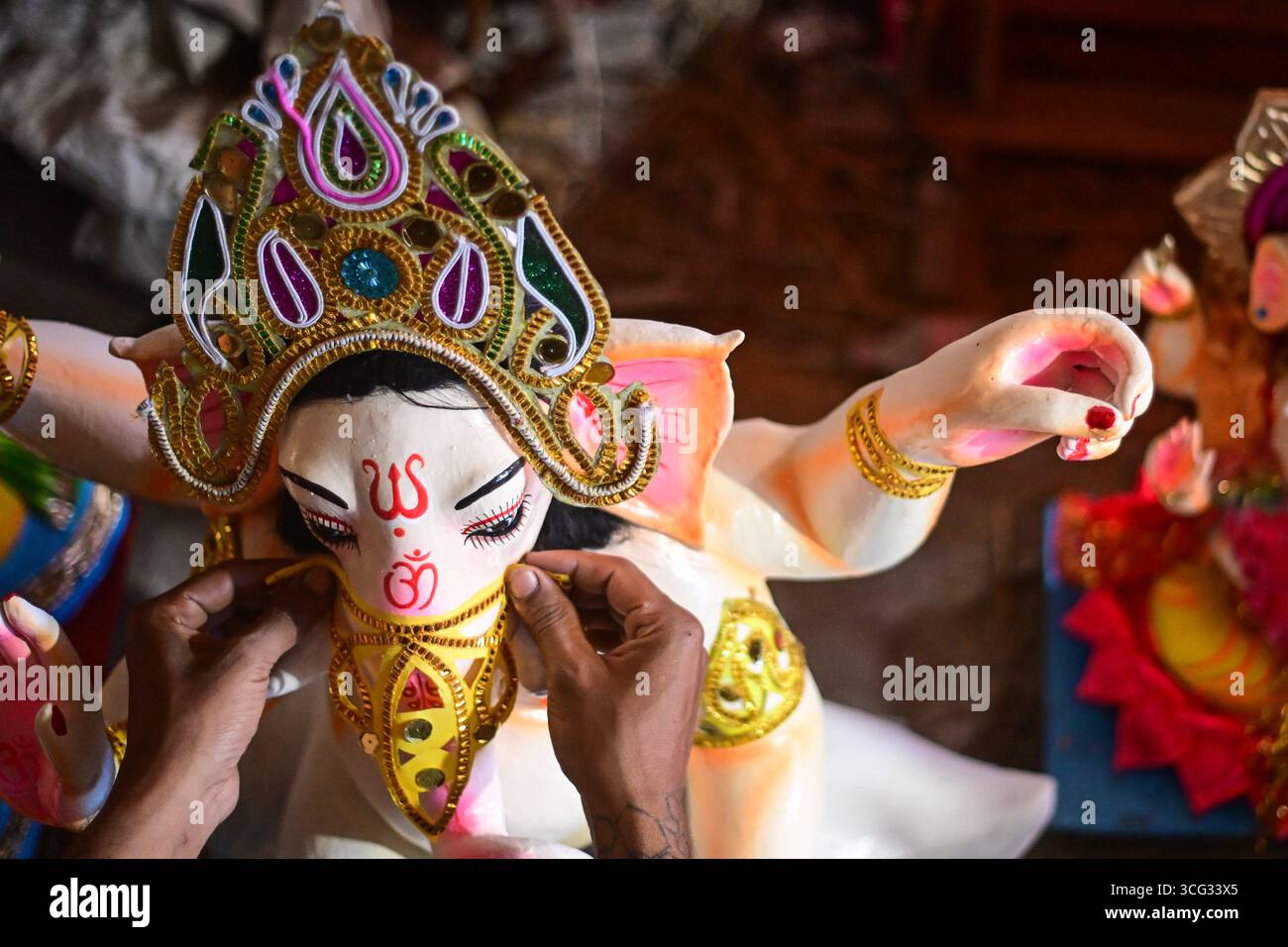 Lalitpur, Nepal. August 2025. Ein Handwerker wendet am 26. August 2025 in Nepal ein Tonidol von Lord Ganesh vor den Ganesh Chaturthi Feiern am 27. August an. Das Festival, das der elefantenköpfigen Gottheit gewidmet ist, symbolisiert Neuanfänge und das Entfernen von Hindernissen und wird mit Gebeten, Opfergaben und farbenfrohen Gemeindefesten gefeiert. (Foto: Safal Prakash Shrestha/NurPhoto)0 Credit: NurPhoto SRL/Alamy Live News Stockfoto
