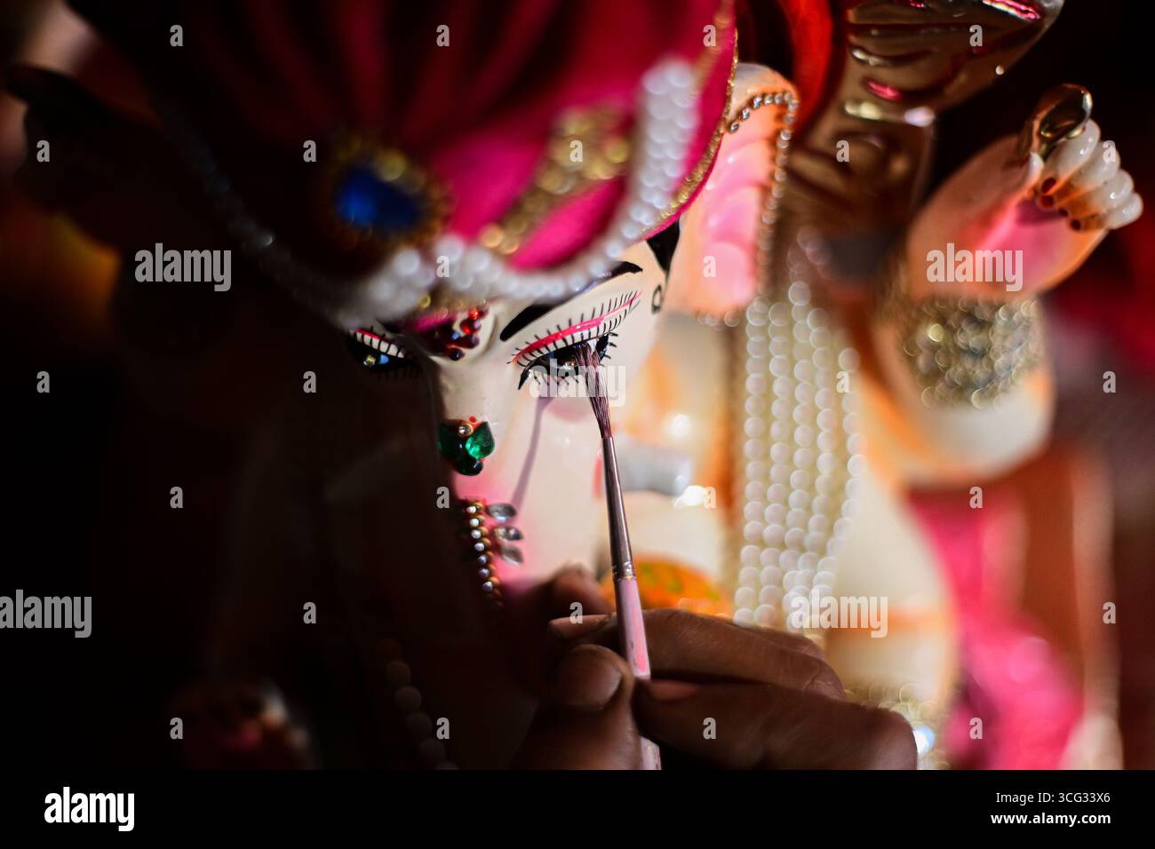 Lalitpur, Nepal. August 2025. Ein Handwerker wendet am 26. August 2025 in Nepal ein Tonidol von Lord Ganesh vor den Ganesh Chaturthi Feiern am 27. August an. Das Festival, das der elefantenköpfigen Gottheit gewidmet ist, symbolisiert Neuanfänge und das Entfernen von Hindernissen und wird mit Gebeten, Opfergaben und farbenfrohen Gemeindefesten gefeiert. (Foto: Safal Prakash Shrestha/NurPhoto)0 Credit: NurPhoto SRL/Alamy Live News Stockfoto