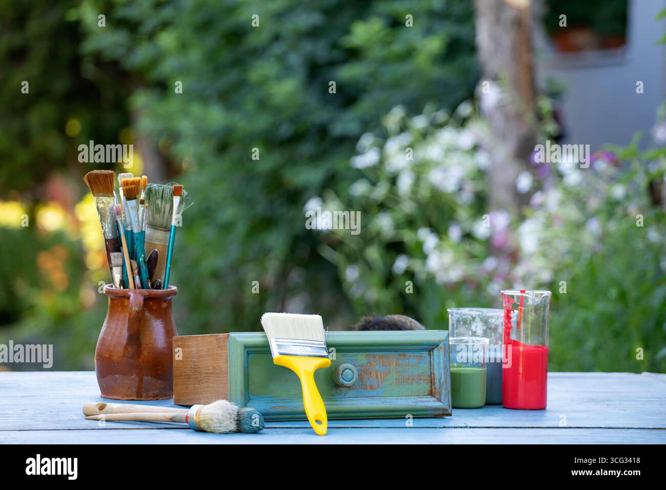 Holzmöbel mit Kreidemalerei. Alte Holzmöbel werden mit brandneuer, farbenfroher Kreidefarbe erneuert. Die Innendekoration wird neu gestaltet Stockfoto