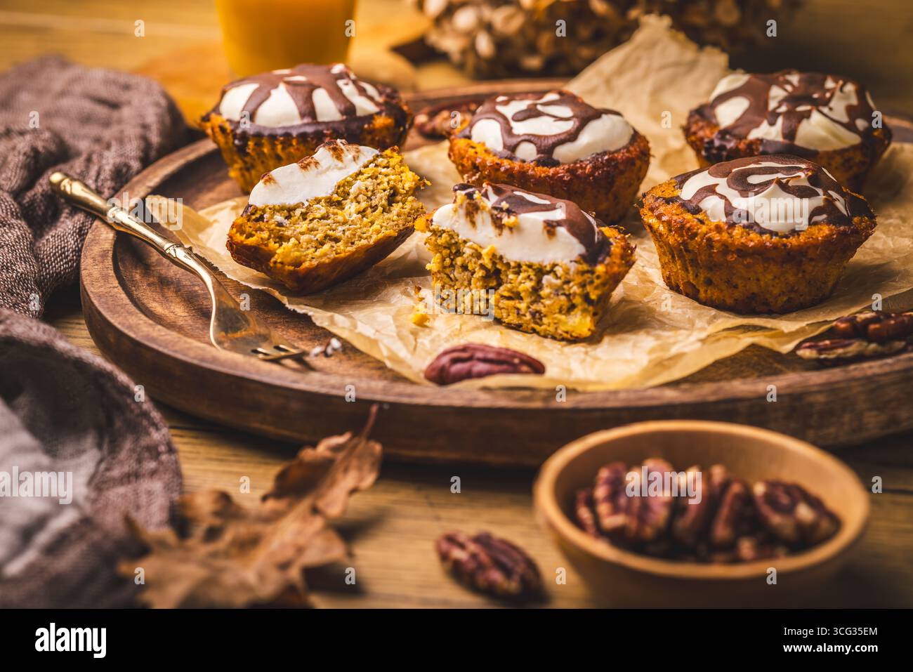 Karottenmuffings mit Nüssen, geeist mit Frischkäse und Schokolade und Karottensaft Stockfoto