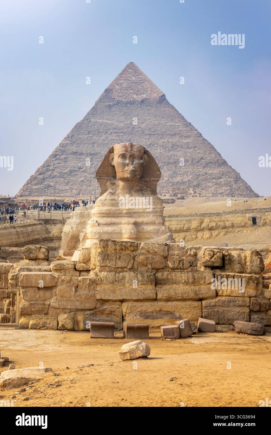 Vorderansicht der Großen Sphinx von Gizeh mit der Pyramide von Khafre, Kairo, Ägypten Stockfoto
