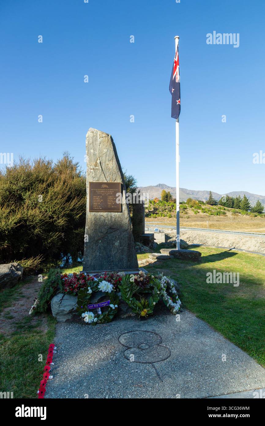 Great war Monument mit neuseeländischer Nationalflagge, Lake Hawea, Otago, Neuseeland Stockfoto