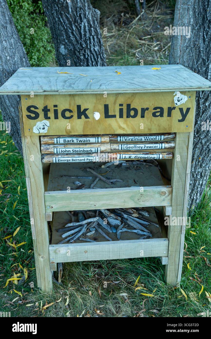 Eine Hundestock-Bibliothek in einem Park in Lake Hawea, Otago, Neuseeland Stockfoto