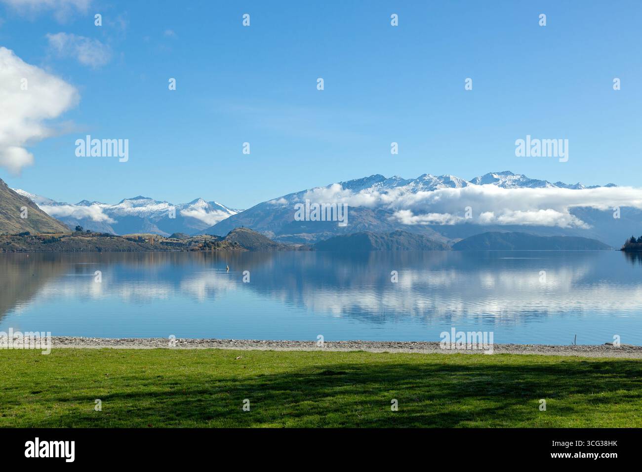 Die südlichen Alpen und der Lake Wanaka an einem sonnigen Herbsttag, Otago, Neuseeland Stockfoto