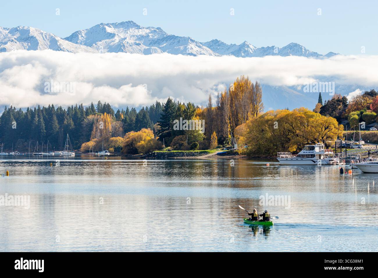 Kajakfahrer auf dem Lake Wanaka mit Mount Aspiring National Park im Hintergrund Stockfoto