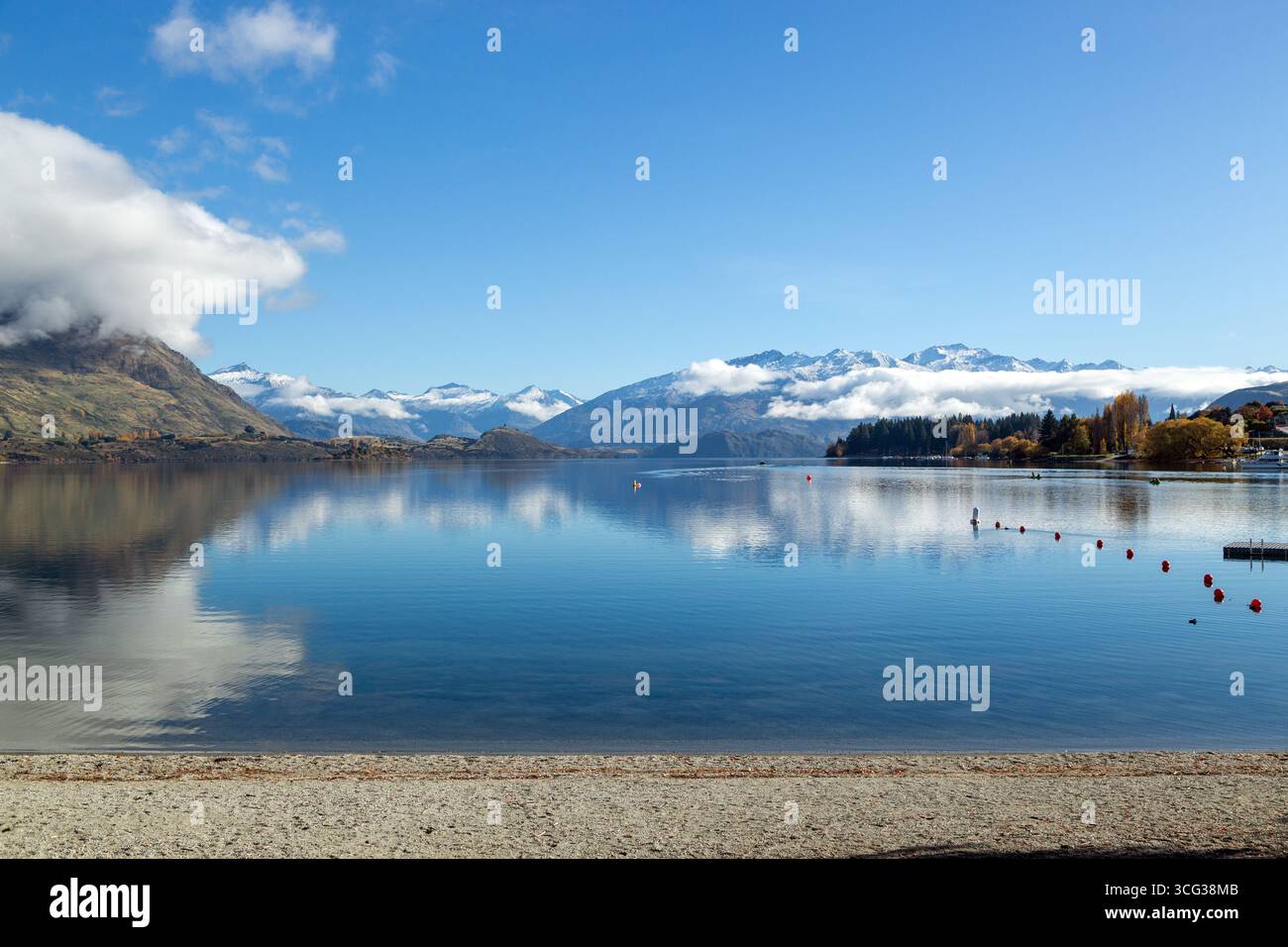 Die südlichen Alpen und der Lake Wanaka an einem sonnigen Herbsttag, Otago, Neuseeland Stockfoto