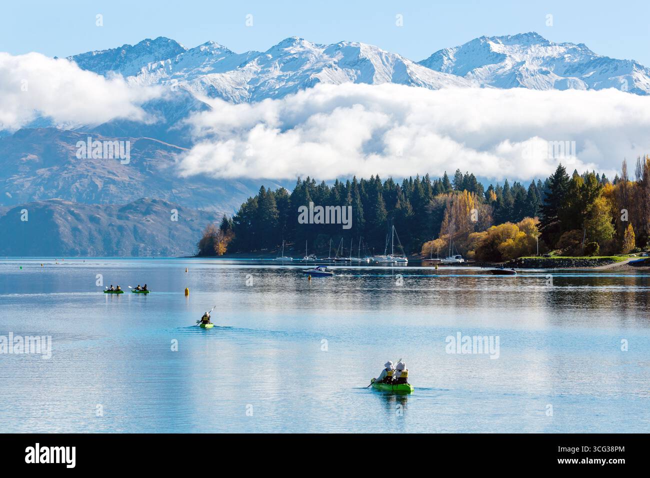 Kajakfahrer auf dem Lake Wanaka mit Mount Aspiring National Park im Hintergrund Stockfoto