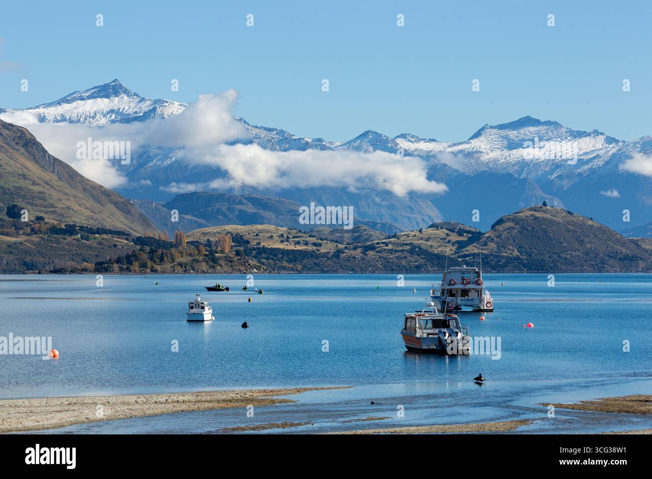 Black Peak (links) ist der höchste Punkt der Harris Mountains, der von Wanaka, Otago, Neuseeland, aus gesehen wird Stockfoto