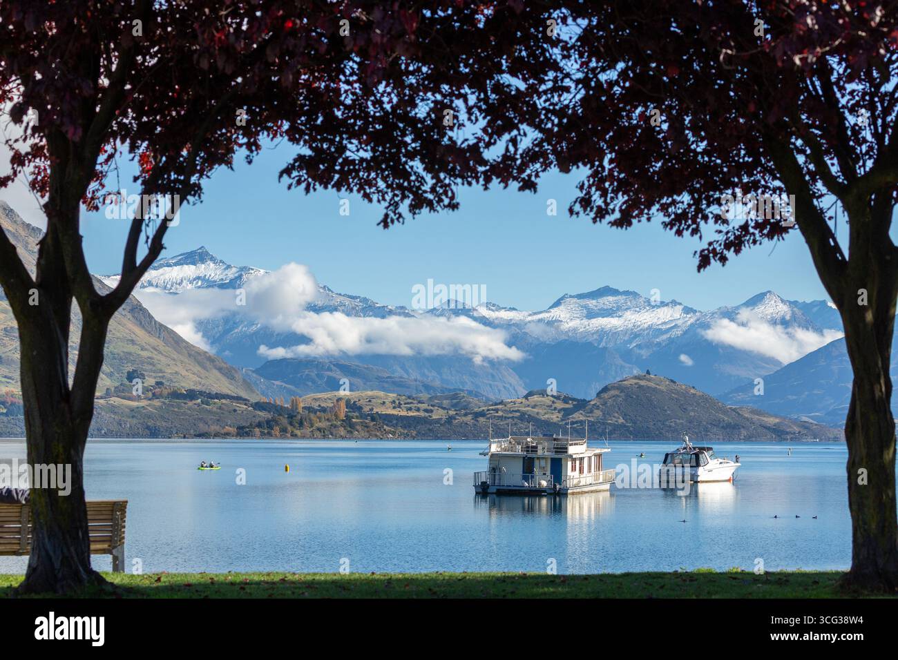 Black Peak (links) ist der höchste Punkt der Harris Mountains, der von Wanaka, Otago, Neuseeland, aus gesehen wird Stockfoto