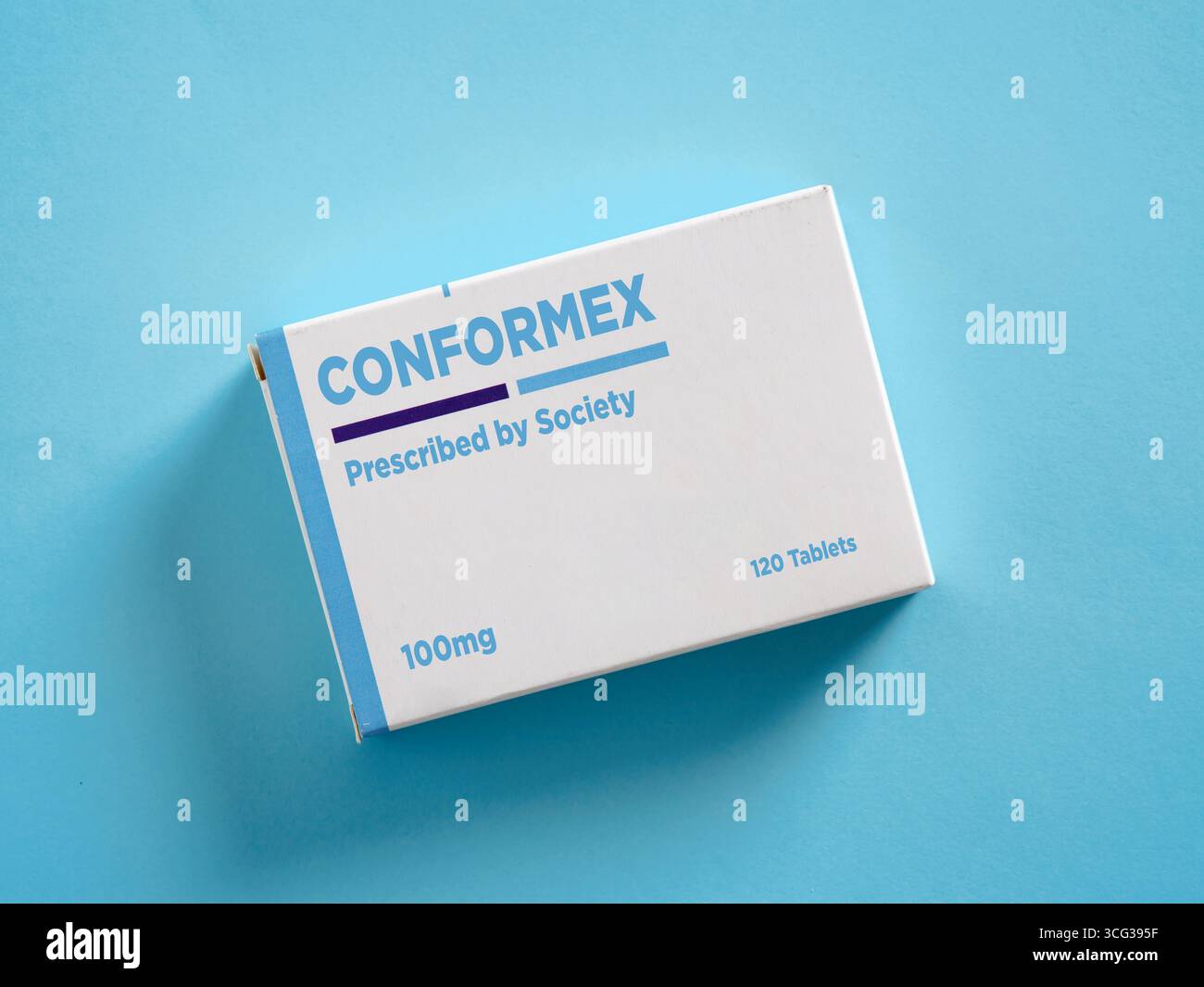 Medizinbox auf blauem Hintergrund, symbolisiert die Heilung von gesellschaftlichem Druck, sozialer Konformität und der Suche nach Akzeptanz Stockfoto