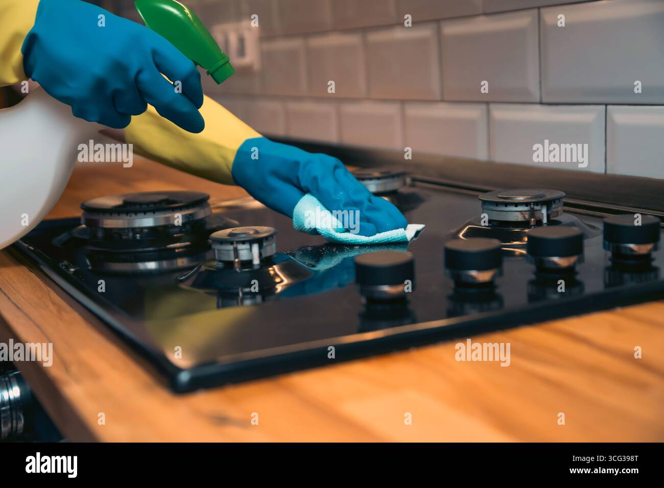 Reinigungsservice. Frau mit Handschuhen, die die Küche reinigen. Oberflächendesinfektion. Stockfoto