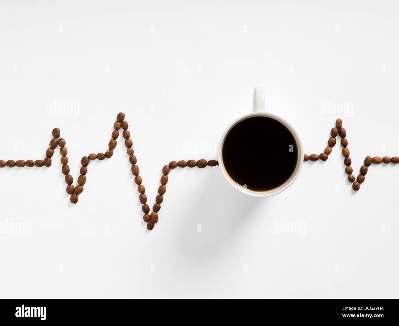 Kaffeetasse mit Kaffeebohnen, die eine Herzschlaglinie bilden, die Kaffeesucht, Herzklopfen und den Energieschub durch Koffein symbolisiert Stockfoto