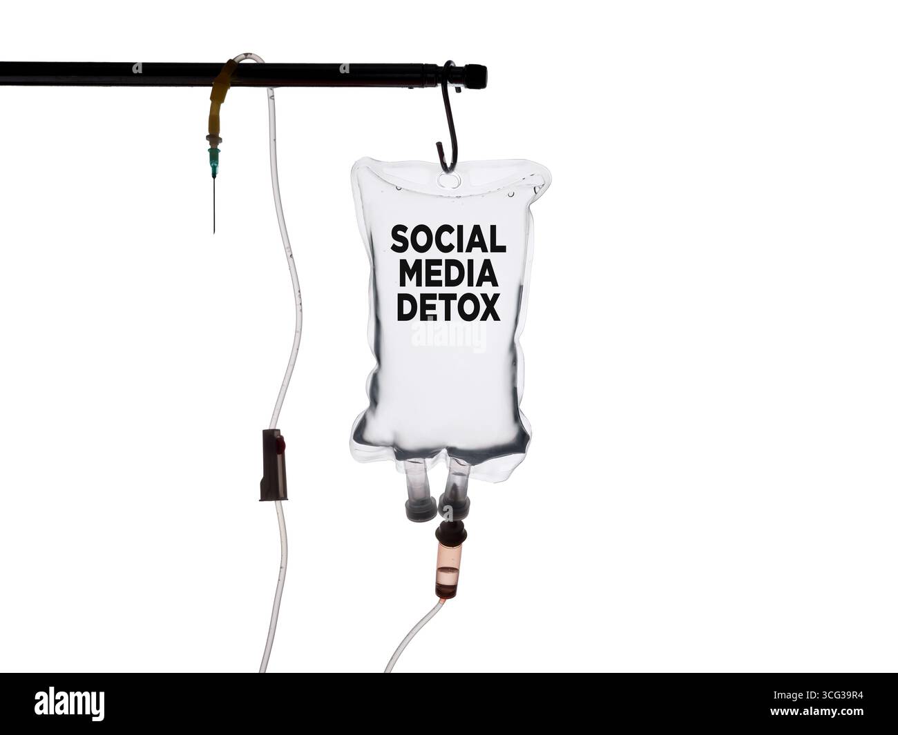Intravenöser Tropfbeutel, der mit Social-Media-Detox aufgehängt ist, repräsentiert die Notwendigkeit, sich von den sozialen Medien zu trennen Stockfoto