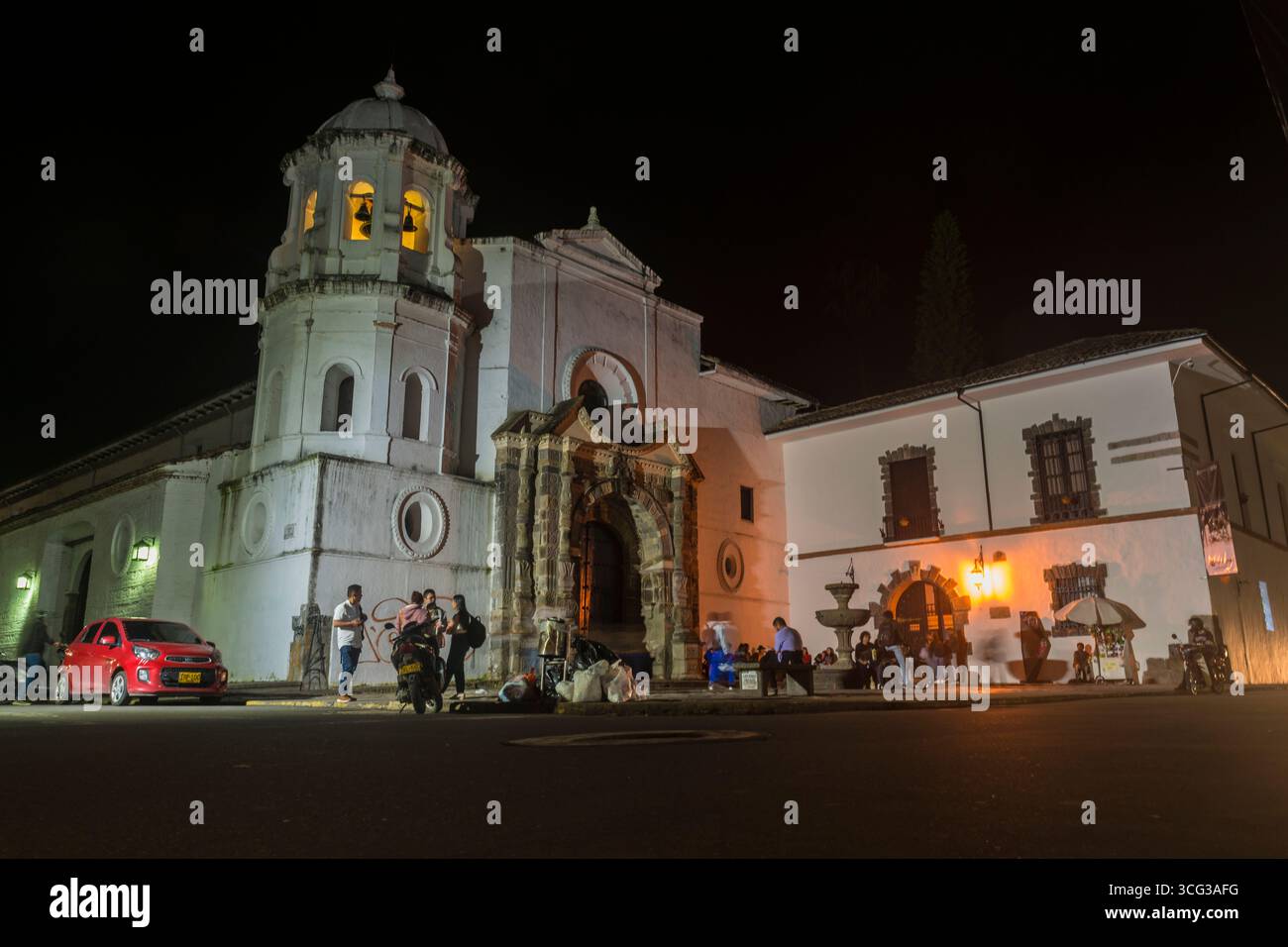 Studenten treffen sich und treffen sich abends vor der Kirche Santo Domingo. Popayán, Departement Cauca, Kolumbien Stockfoto