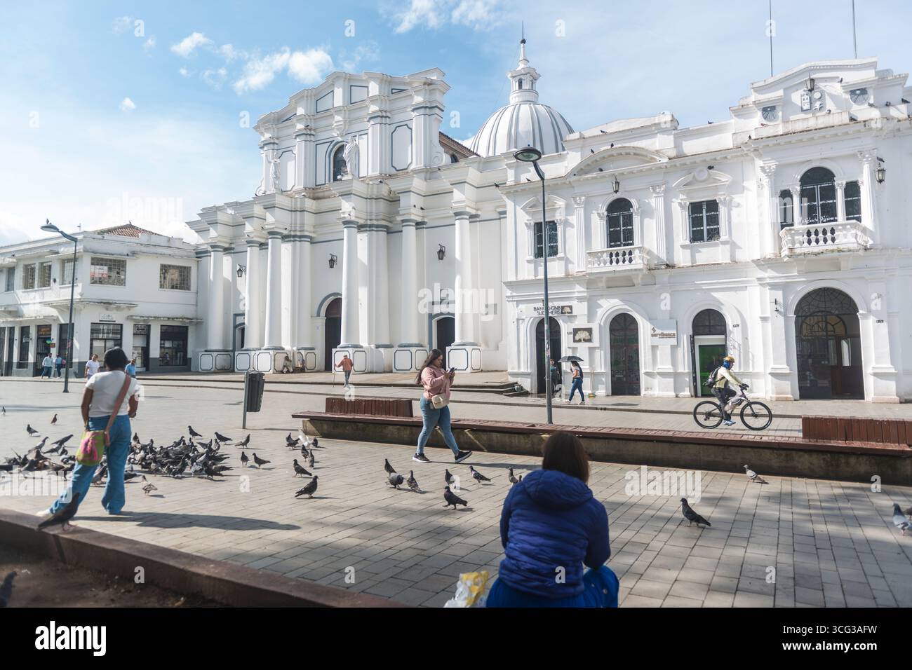 Weiß getünchte Kathedrale Basilika unserer Lieben Frau von der Himmelfahrt, am späten Nachmittag in Popayan, Kolumbien. Stockfoto