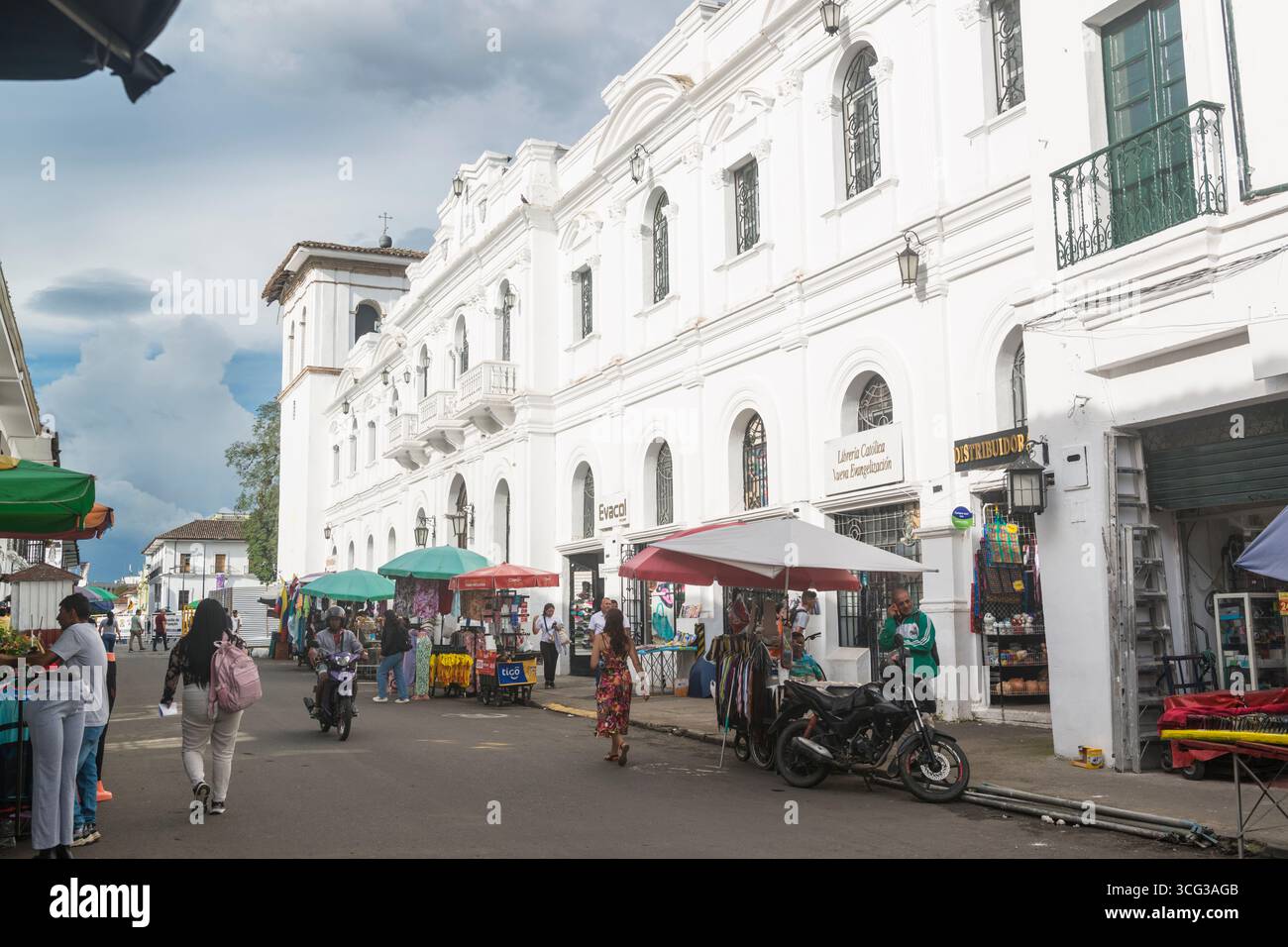 Straßenverkäufer in einer Straße mit weiß getünchten Gebäuden in Popayán, Cauca Department, Kolumbien Stockfoto