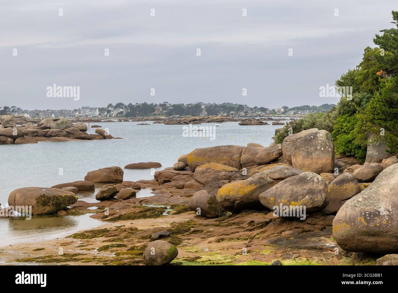 Aussichtspunkt de vue sur le phare de Mean Ruz entlang der Küste der Bretagne in Frankreich Stockfoto
