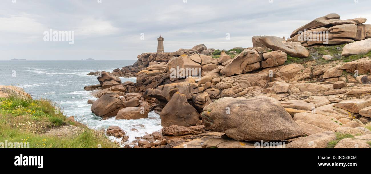 Aussichtspunkt de vue sur le phare de Mean Ruz entlang der Küste der Bretagne in Frankreich Stockfoto