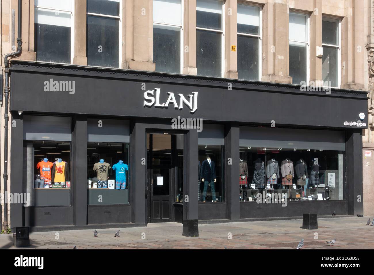 Außenansicht des Slanj-Geschäfts am St. Enoch Square, Glasgow. Der Laden verkauft Kilts, Kilt-Anzüge, Hochland-Kleidung, Accessoires und neuartige T-Shirts usw. mit einem Stockfoto