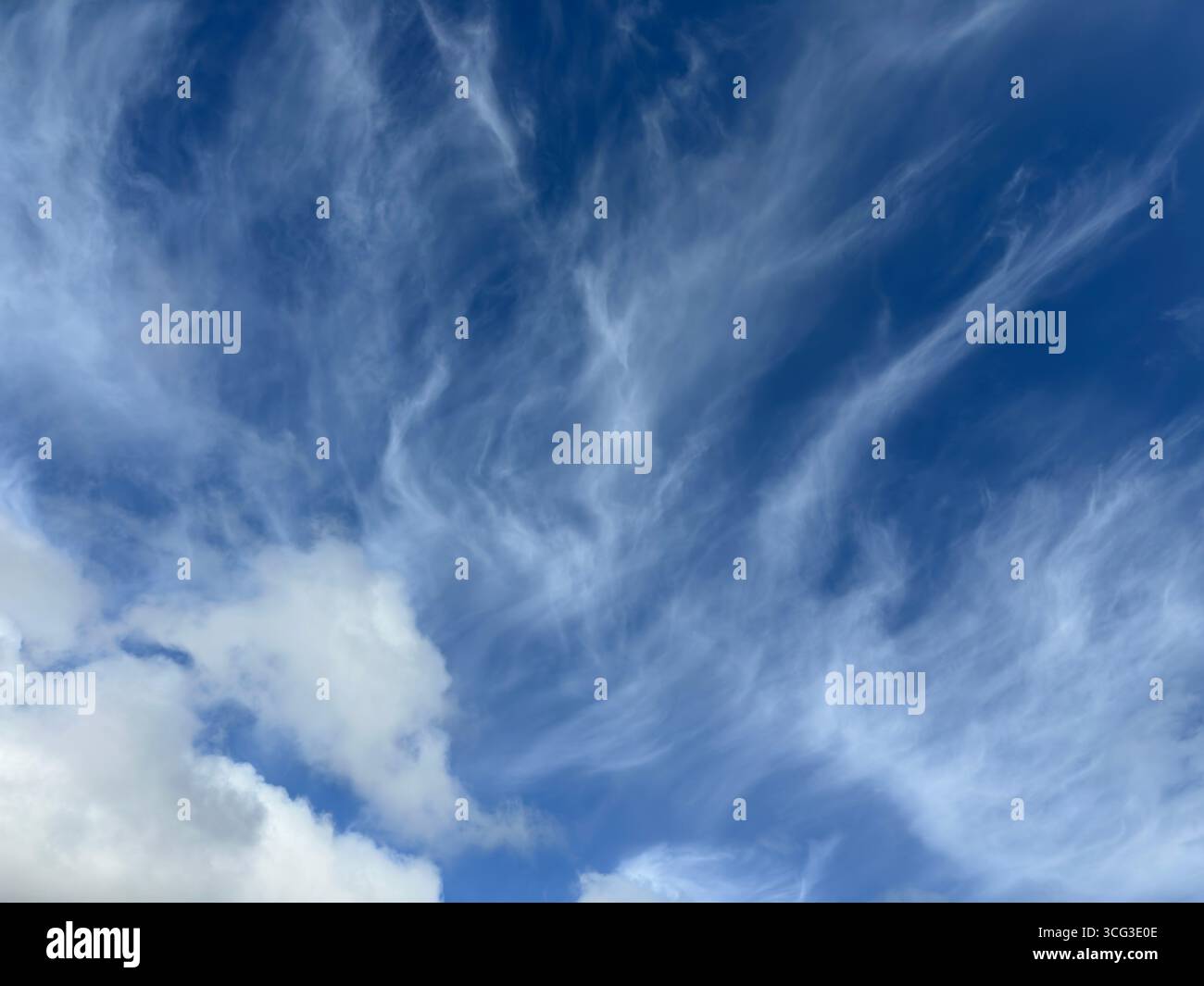 Wunderschöner Himmel mit wackeligen Wolken Stockfoto