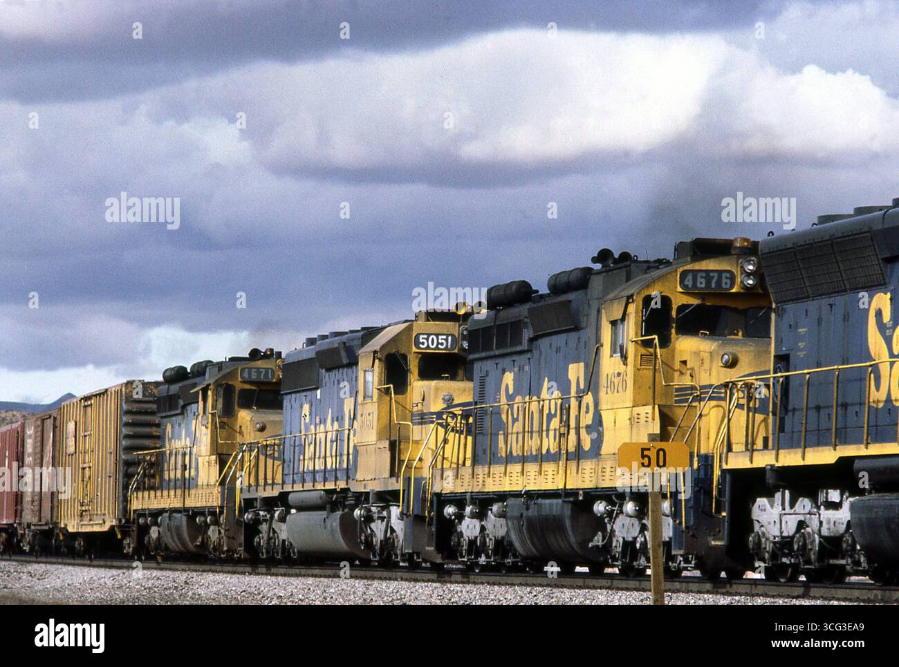 Amerikanische Sante Fe Diesellokomotiven, die 1977 in Kalifornien arbeiten Stockfoto