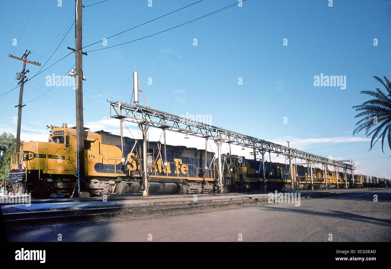 Amerikanische Sante Fe Diesellokomotiven, die 1977 in Kalifornien arbeiten Stockfoto