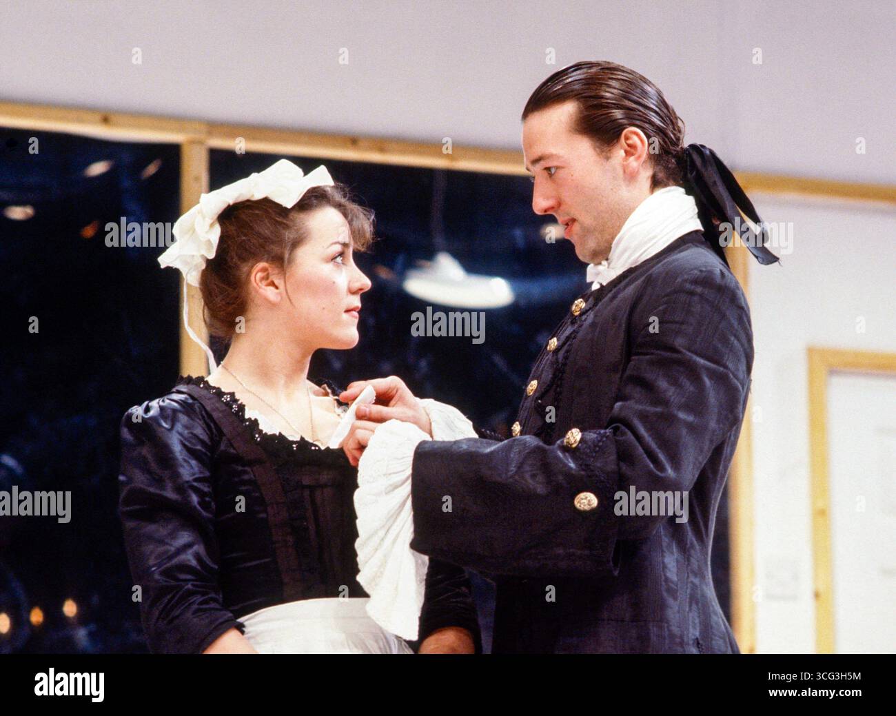 Charon Bourke (Becky / Pamela Andrews), Ian Reddington (Barry / Mr Belville) in PAMELA oder The Reform of a Rake von Samuel Richardson eine gemeinsame Erfahrung Tourenproduktion 1985 adaptiert von Giles Havergal & Fidelis Morgan Design & Lighting: Paul Dart Regisseur: Giles Havergal Stockfoto
