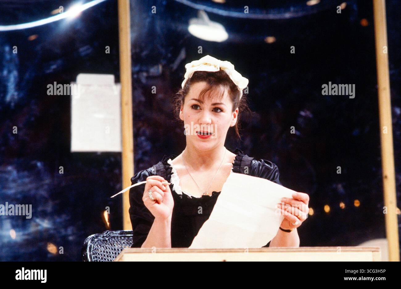 Charon Bourke (Becky / Pamela Andrews) in PAMELA oder die Reform eines Rake von Samuel Richardson A Shared Experience Touring Production 1985 adaptiert von Giles Havergal & Fidelis Morgan Design & Lighting: Paul Dart Regisseur: Giles Havergal Stockfoto