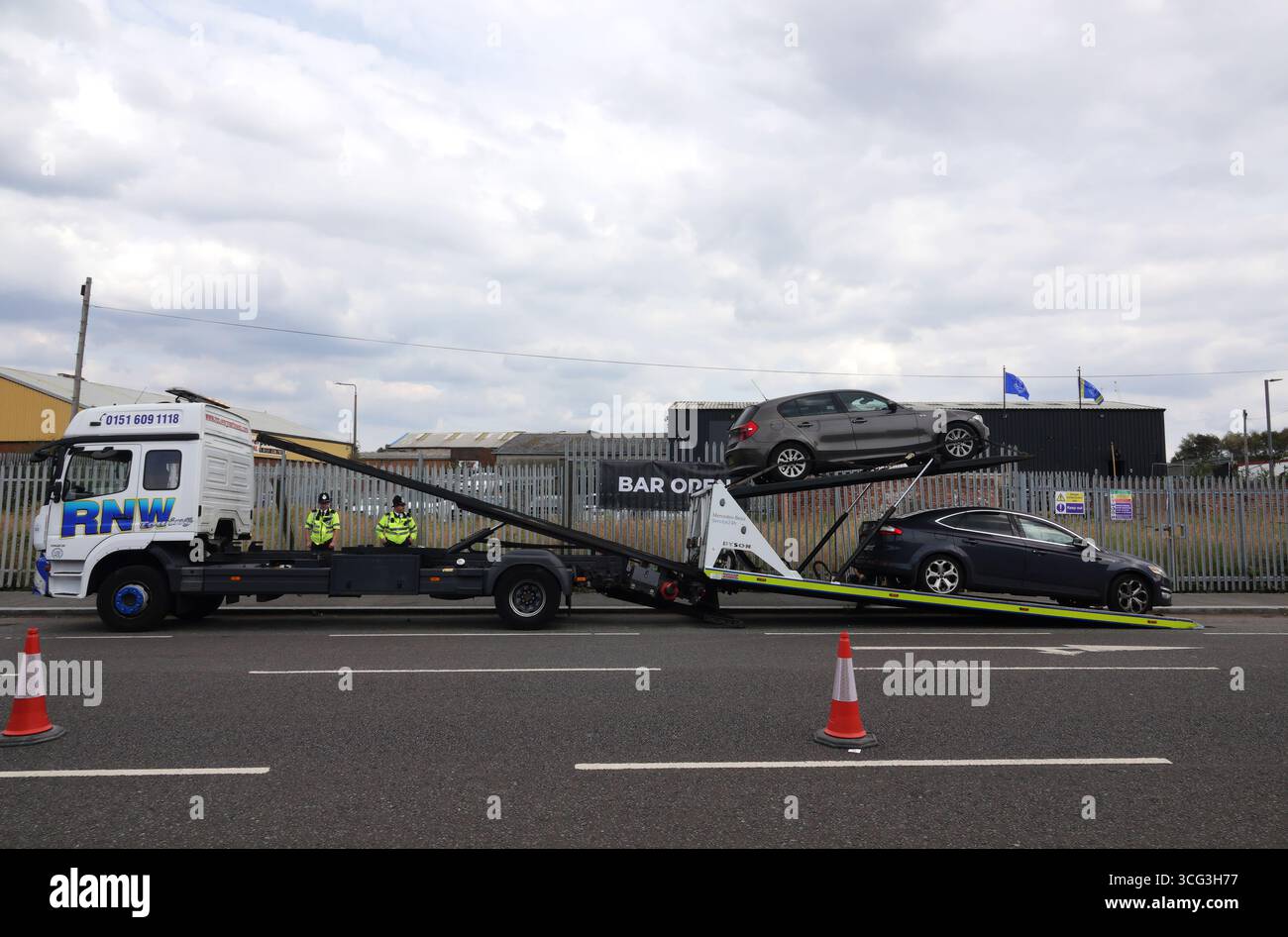 Illegal geparkte Autos werden am Spieltag vor dem Everton's Hill Dickinson Stadium in Merseyside abgeschleppt. Stockfoto Illegal geparkte Autos werden am Spieltag vor dem Everton's Hill Dickinson Stadium in Merseyside abgeschleppt. Stockfoto