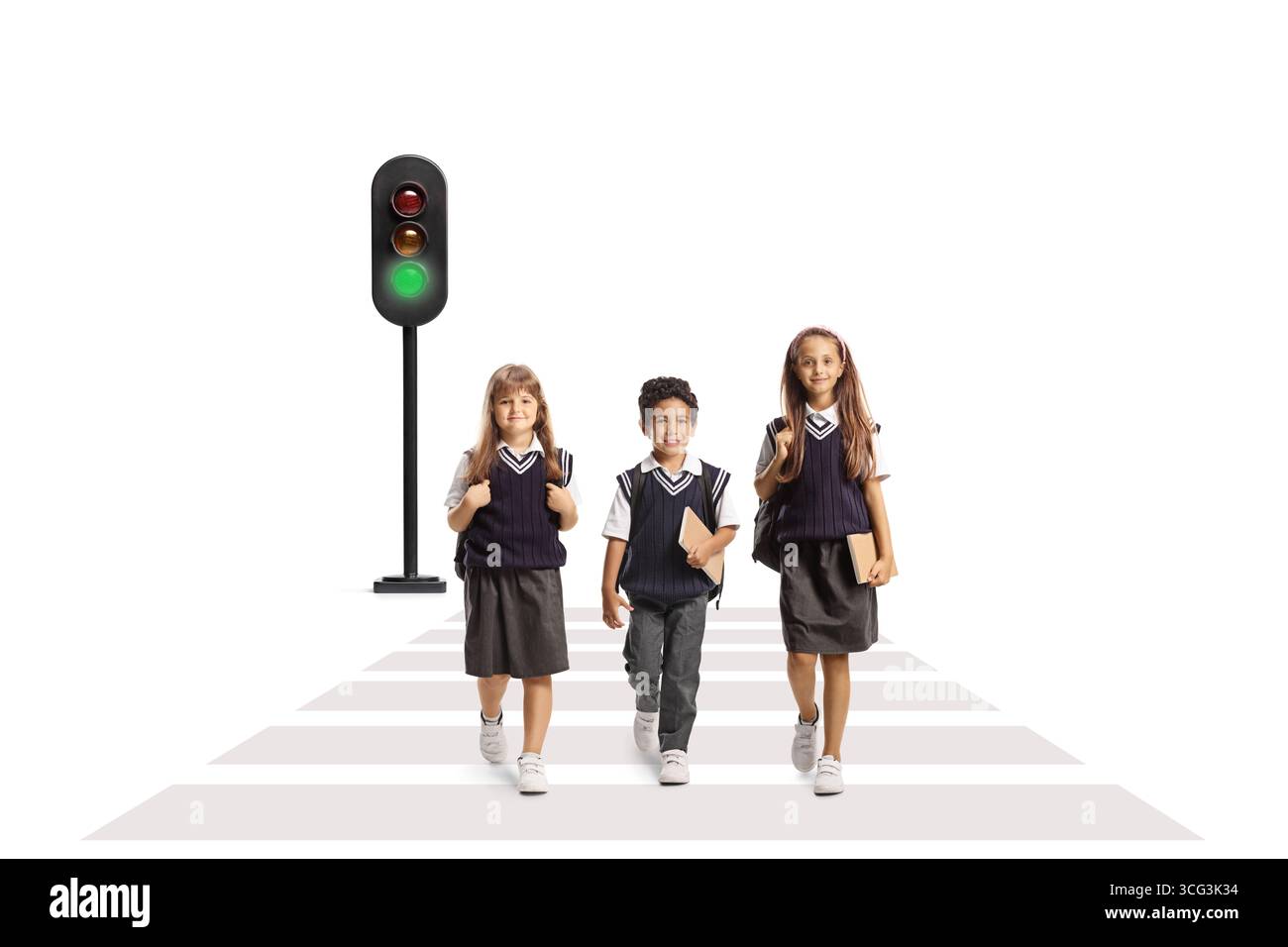 Gruppe von Schülern, die eine Straße überqueren, an einem Fußgängerübergang, der auf weißem Hintergrund isoliert ist Stockfoto