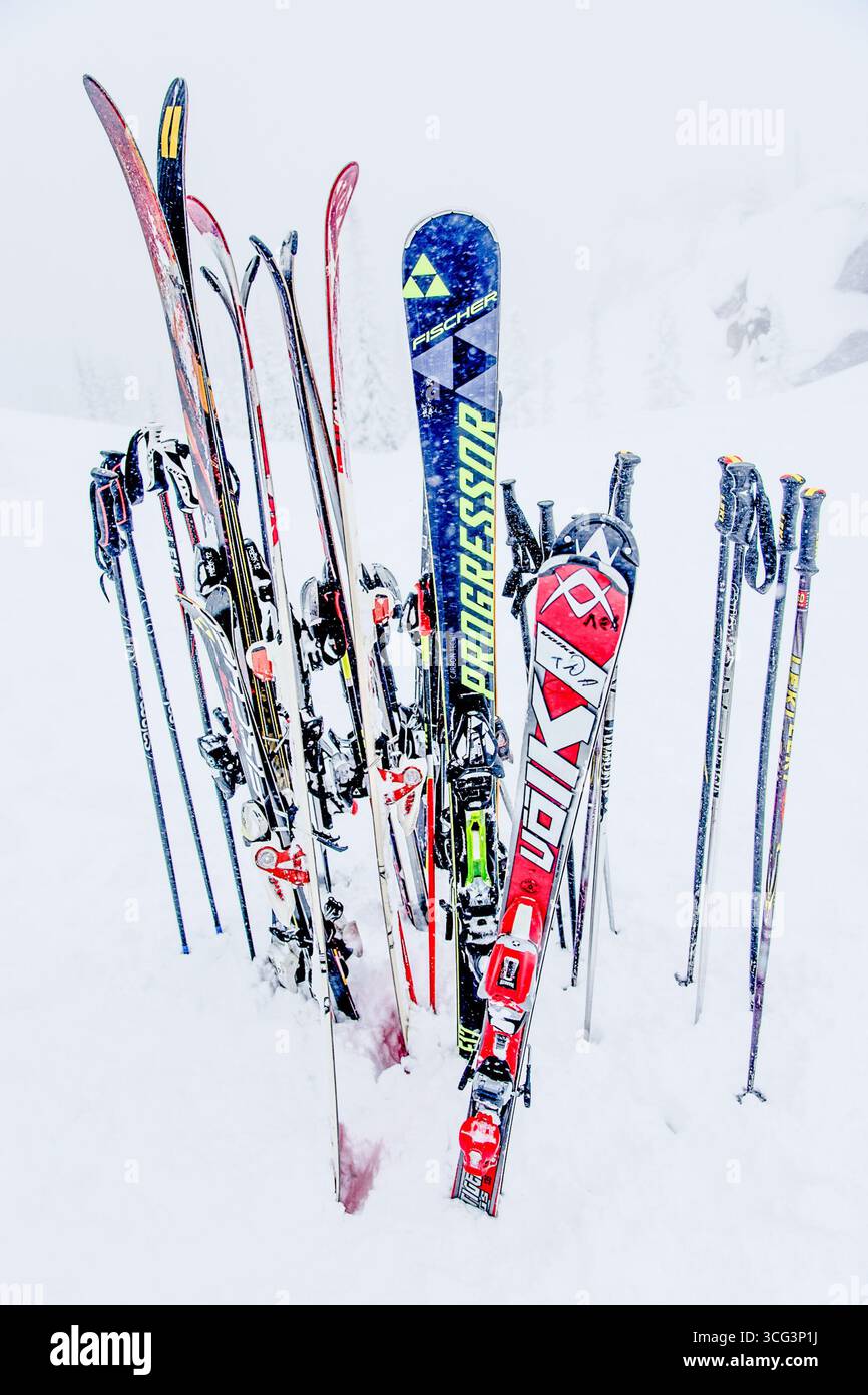 Sheregesh, Russland, 22. Februar 2017, Skiausrüstung: Ski stecken im Schnee am Wintertag Stockfoto