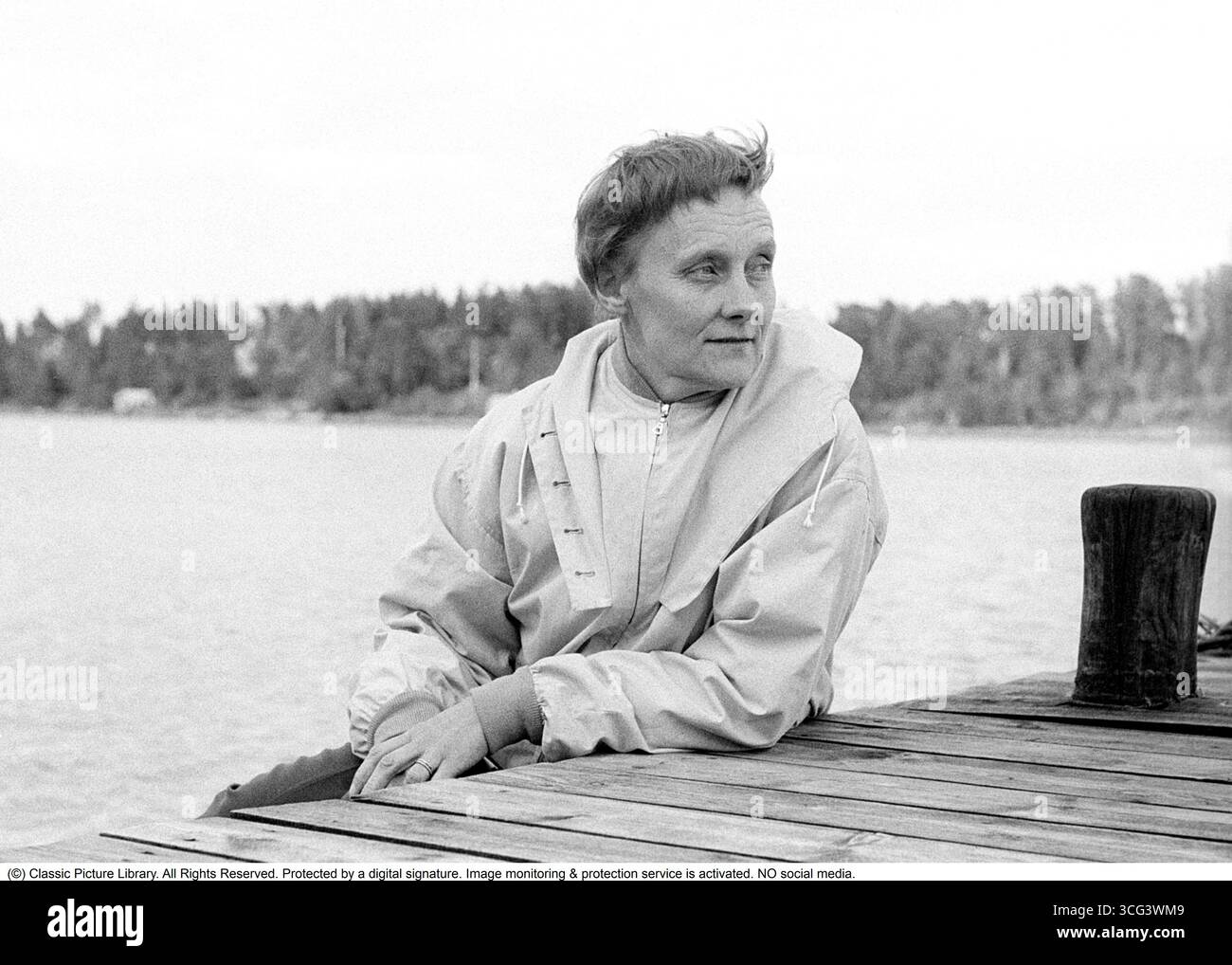 Astrid Lindgren. Schwedischer Autor von Kinderbüchern, Liedern und Romanen. Geboren am 14. november 1907 bis 28. januar 2002. International berühmt für die Bücher Pippi Langstrumpf, Emil von Lönneberga, Karlsson auf dem Dach und die sechs Bullerby-Kinder. 2017 wurde sie als die am 18. Übersetzte Autorin der Welt berechnet. Rund 167 Millionen ihrer Bücher wurden weltweit 2010 verkauft. Das Bild wurde auf der Insel Bromskär im Juni 1963 während der Dreharbeiten von Life on Seacrow Island gedreht. (Schwedisch: VI på Saltkråkan). Eine schwedische Fernsehserie, die auf den Büchern von Astrid basiert. *** Lokale Beschriftung *** Stockfoto