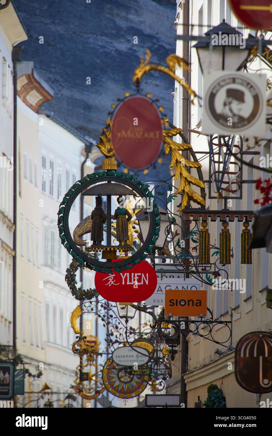 Ein dekoratives Geschäft markiert die Altstadt, Innsbruck, Österreich Stockfoto