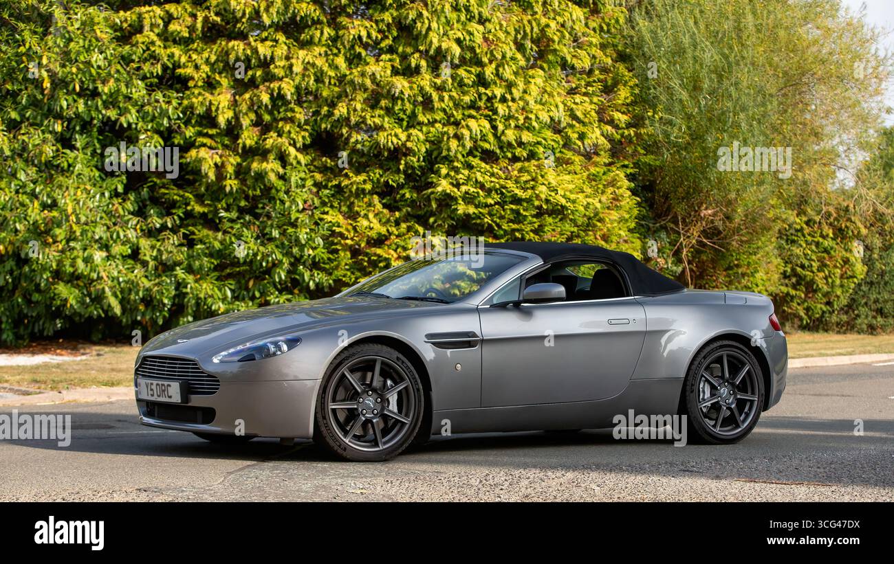Whittlebury, Norhants, UK - 23. August 2025: 2009 Aston Martin V8 Vantage Auto auf einer britischen Straße Stockfoto