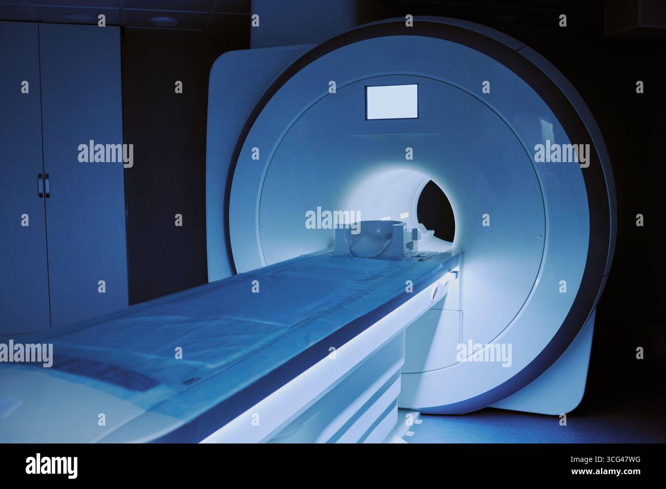 Magnetresonanzscanner in moderner medizinischer Einrichtung Stockfoto