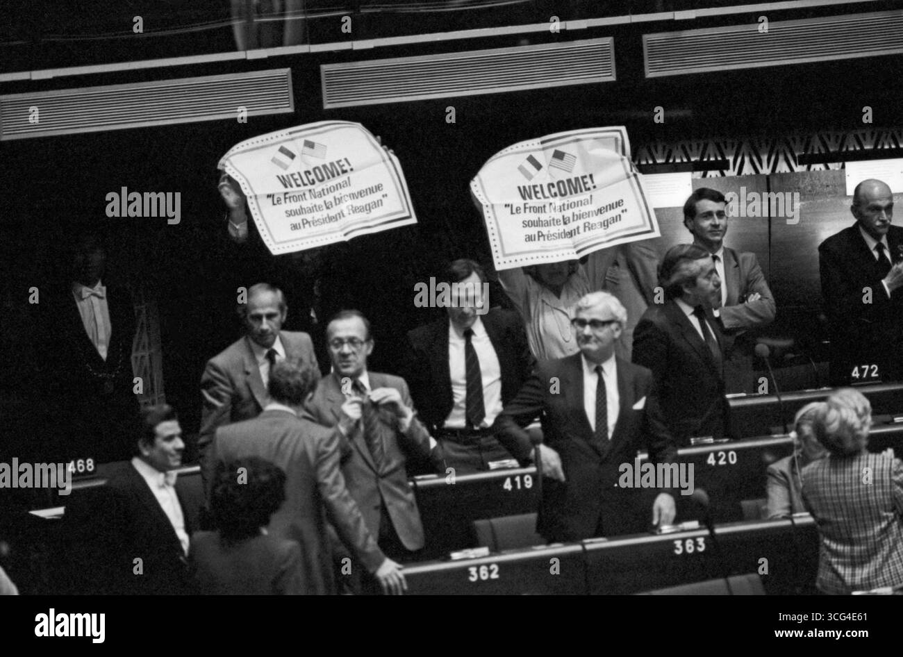 Während der Rede von US-Präsident Ronald Reagan vor dem Europäischen Parlament am 9. Mai 1985 in Straßburg zeigen Mitglieder der französischen Partei Front National im Plenum Willkommensplakate mit der Aufschrift „WILLKOMMEN! Le Front National souhaite la bienvenue au Président Reagan“. Die Plakate symbolisiert die politische Unterstützung des rechtspopulistischen Lagers für Reagans Positionen im Kalten Krieg und in der westlichen Bündnispolitik. Stockfoto