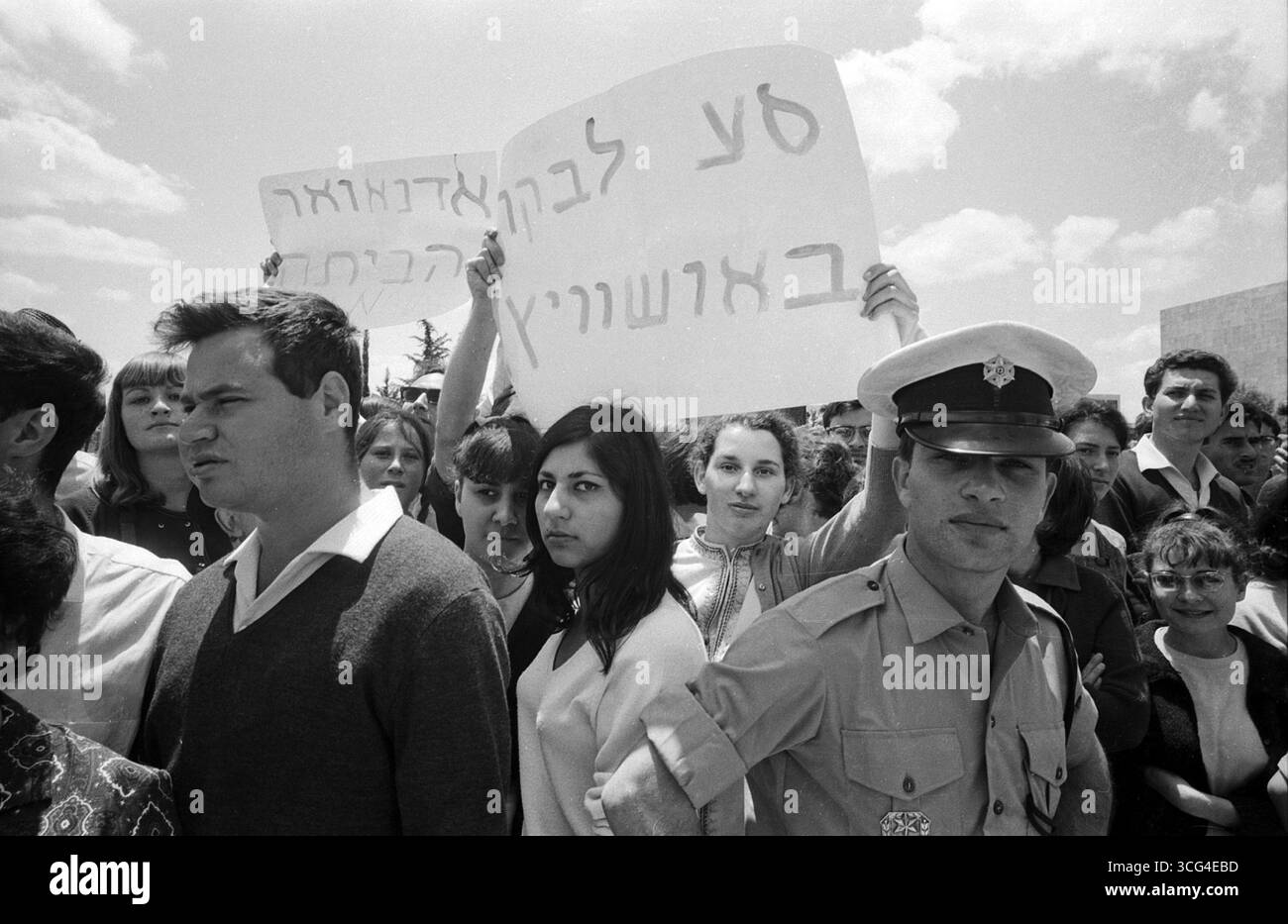 Studentinnen und Studenten protestieren beim Besuch des ehemaligen deutschen Kanzlers Konrad Adenauer an der Hebräischen Universität Jerusalem. Studentinnen halten Plakate hoch, die Adenauer zur Heimreise auffordern und ihm einen Besuch in Auschwitz nahelegen. Israel, Mai 1966. Stockfoto