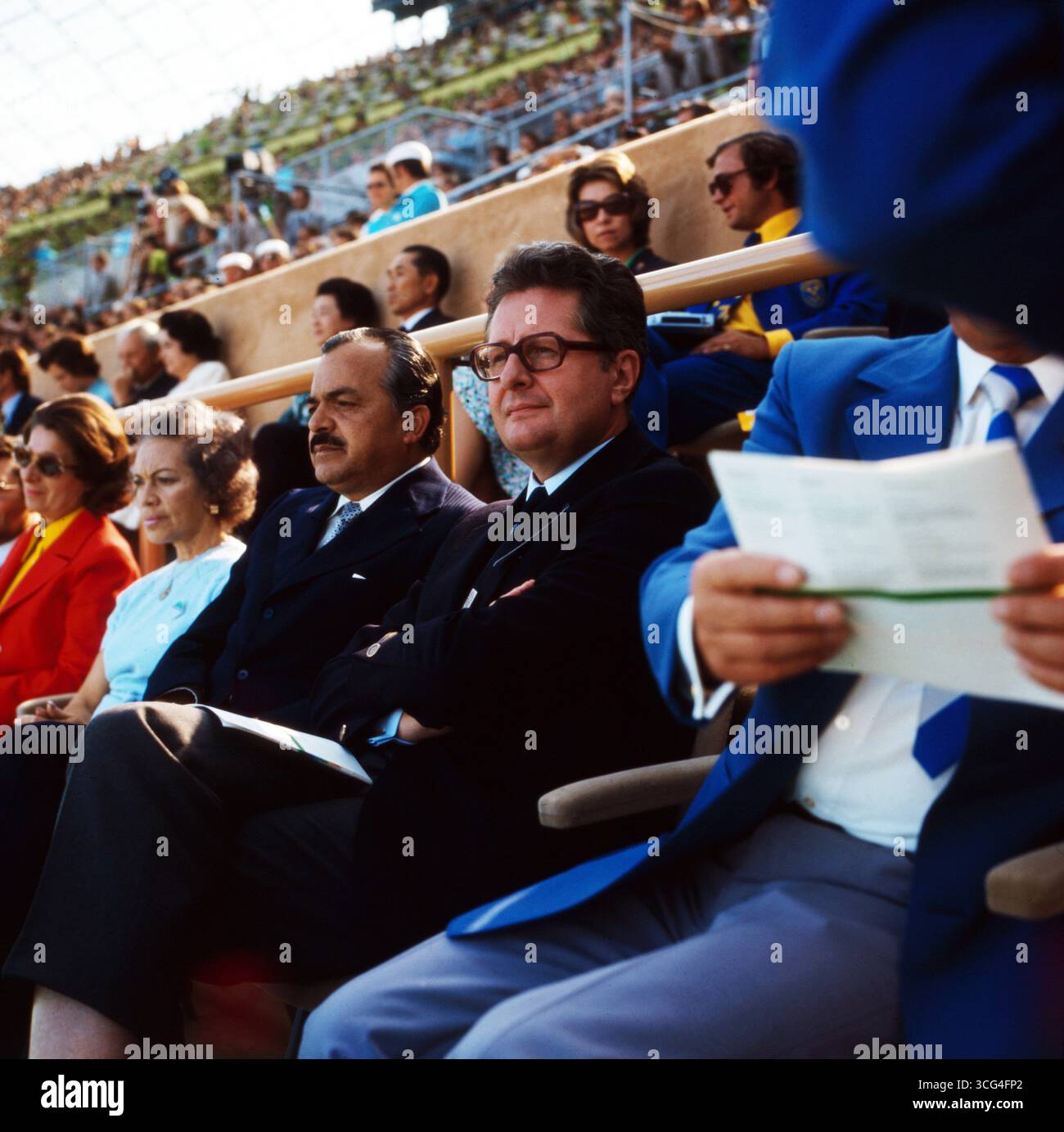 Münchens Oberbürgermeister Hans-Jochen Vogel auf der Ehrentribüne bei der Eröffnungsfeier der Olympischen Spiele 1972 im Olympiastadion. Stockfoto Münchens Oberbürgermeister Hans-Jochen Vogel auf der Ehrentribüne bei der Eröffnungsfeier der Olympischen Spiele 1972 im Olympiastadion. Stockfoto