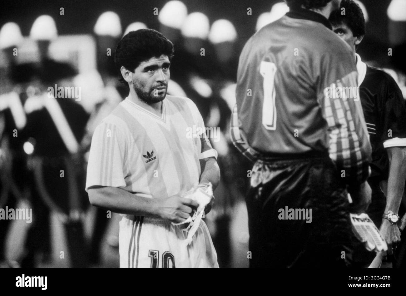 Argentiniens Diego Maradona vor dem Vorrundenspiel gegen Rumänien bei der Fußball-Weltmeisterschaft 1990 in Italien. Stockfoto