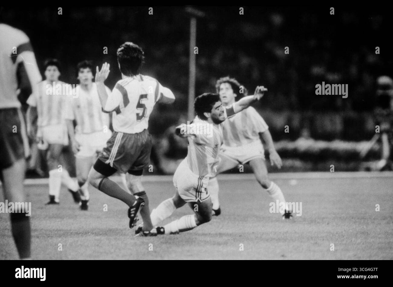 Iosif Rotariu foult Argentiniens Diego Maradona im Vorrundenspiel der Fußball-Weltmeisterschaft 1990 in Italien. Stockfoto
