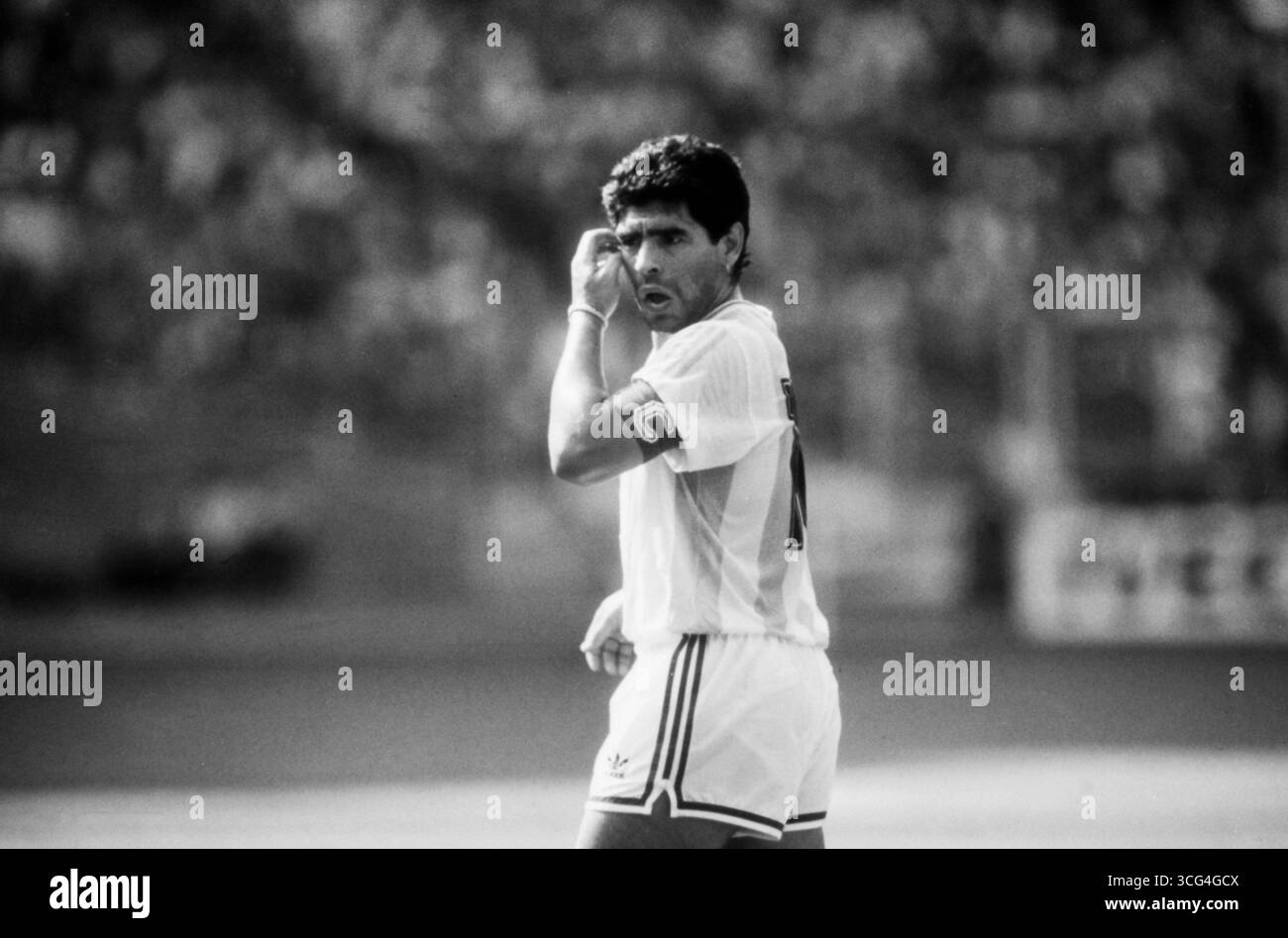 Diego Maradona, Kapitän der argentinischen Nationalmannschaft, blickt konzentriert zur Seite während des Achtelfinalspiels gegen Brasilien bei der Fußball-Weltmeisterschaft 1990. Stockfoto