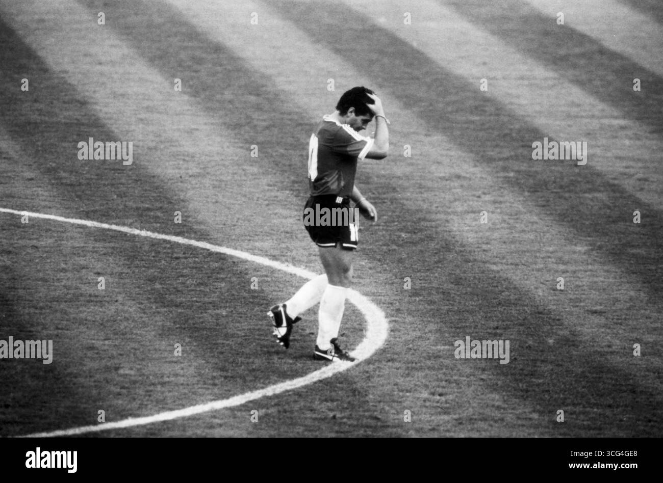 Diego Maradona rauft sich nach einem verschossenen Elfmeter beim Viertelfinalspiel gegen Jugoslawien die Haare. WM 1990 in Italien. Stockfoto